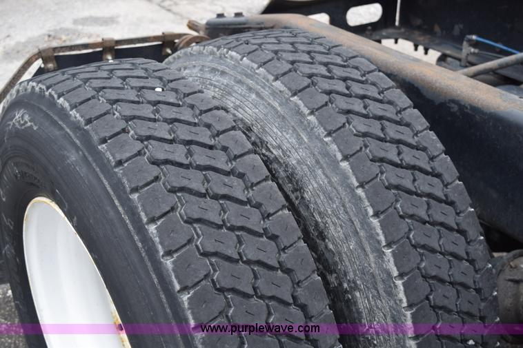 image for item H5115 2006 Freightliner Columbia semi truck