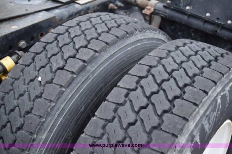 image for item H5115 2006 Freightliner Columbia semi truck