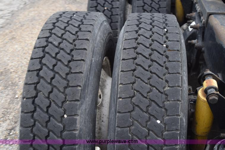 image for item H5115 2006 Freightliner Columbia semi truck