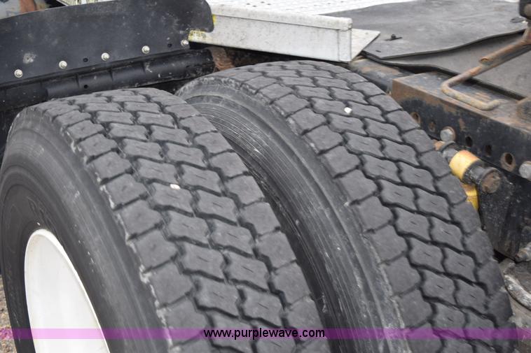 image for item H5115 2006 Freightliner Columbia semi truck