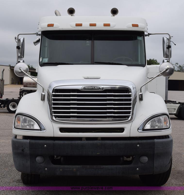 image for item H5116 2006 Freightliner Columbia semi truck