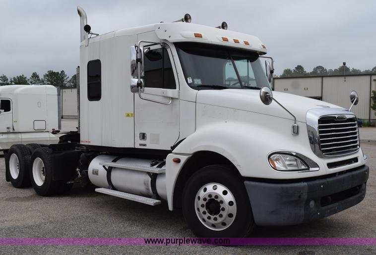 image for item H5116 2006 Freightliner Columbia semi truck