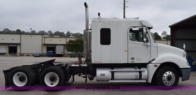 image for item H5116 2006 Freightliner Columbia semi truck