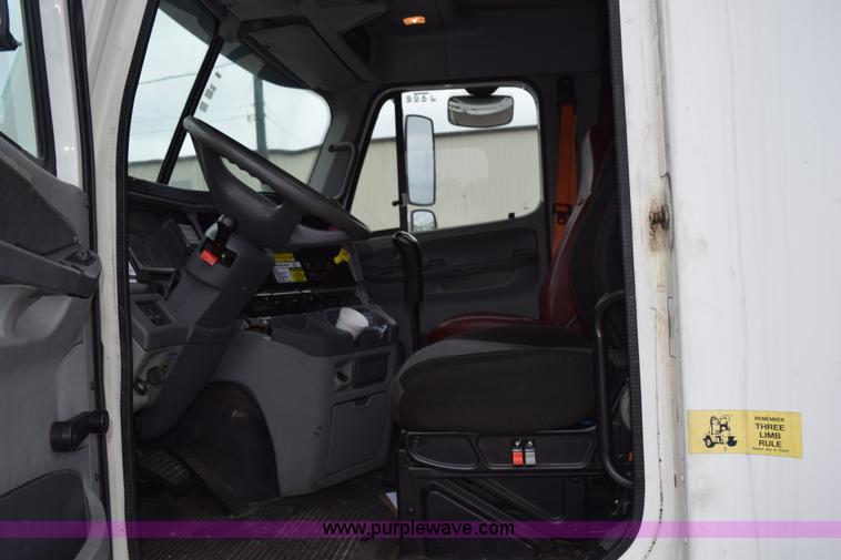 image for item H5116 2006 Freightliner Columbia semi truck