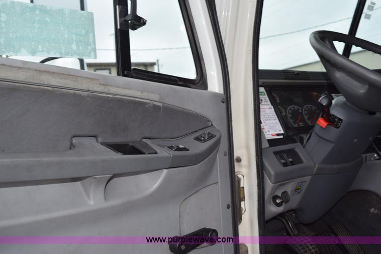 image for item H5116 2006 Freightliner Columbia semi truck