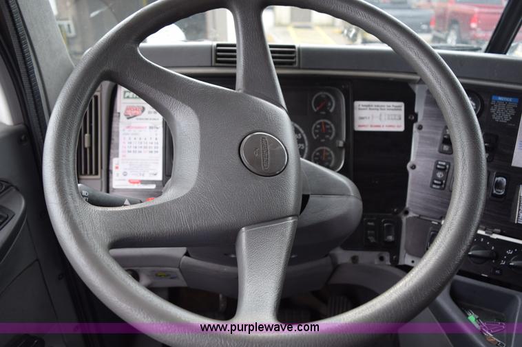 image for item H5116 2006 Freightliner Columbia semi truck