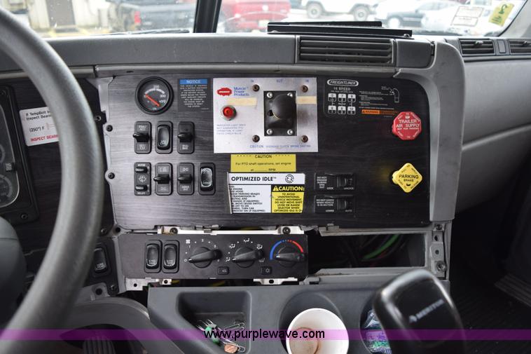 image for item H5116 2006 Freightliner Columbia semi truck