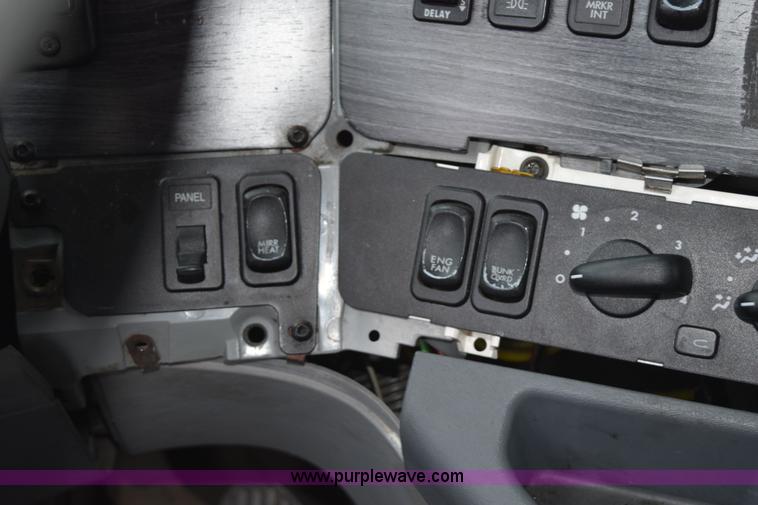 image for item H5116 2006 Freightliner Columbia semi truck