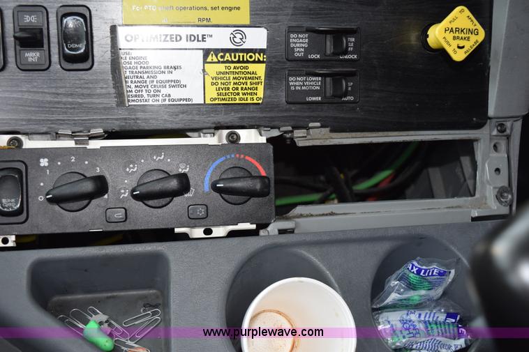 image for item H5116 2006 Freightliner Columbia semi truck