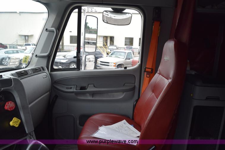 image for item H5116 2006 Freightliner Columbia semi truck