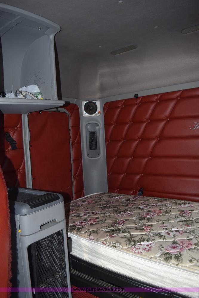 image for item H5116 2006 Freightliner Columbia semi truck