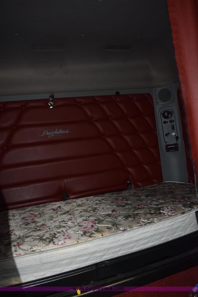 image for item H5116 2006 Freightliner Columbia semi truck