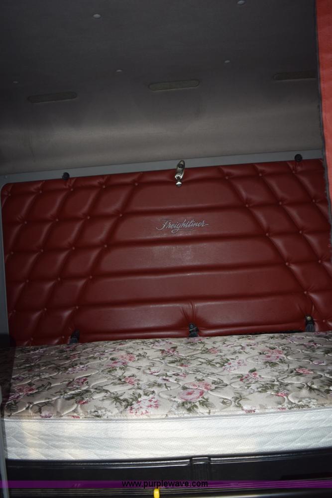 image for item H5116 2006 Freightliner Columbia semi truck