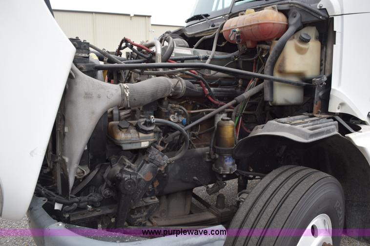 image for item H5116 2006 Freightliner Columbia semi truck