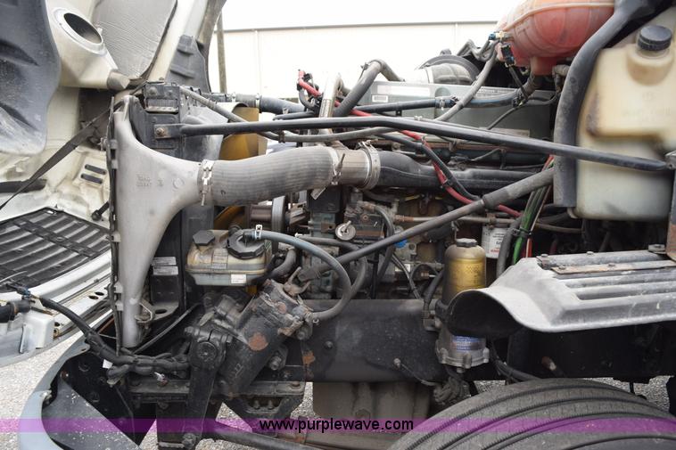 image for item H5116 2006 Freightliner Columbia semi truck