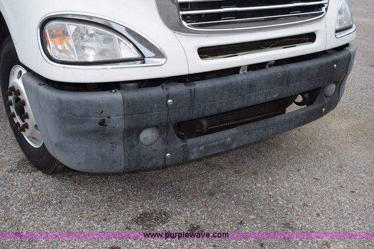 image for item H5116 2006 Freightliner Columbia semi truck