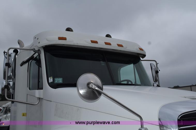 image for item H5116 2006 Freightliner Columbia semi truck