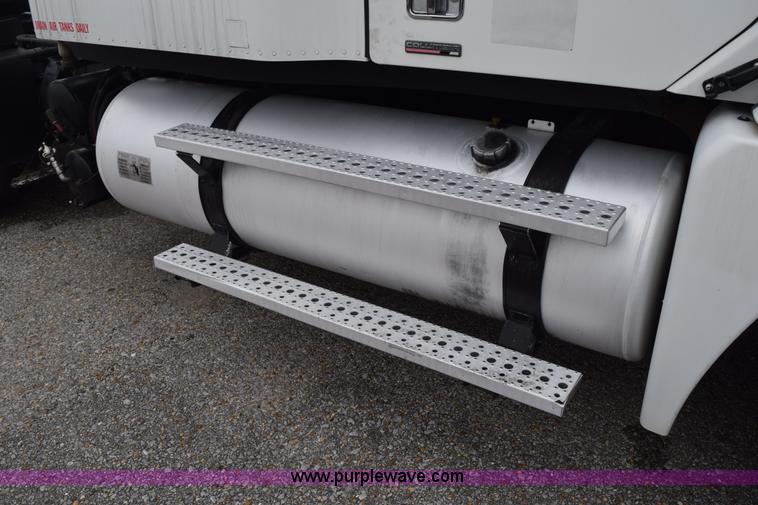 image for item H5116 2006 Freightliner Columbia semi truck