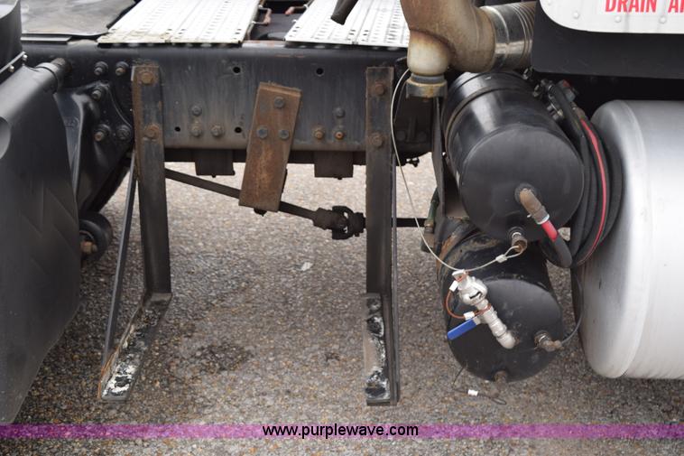 image for item H5116 2006 Freightliner Columbia semi truck