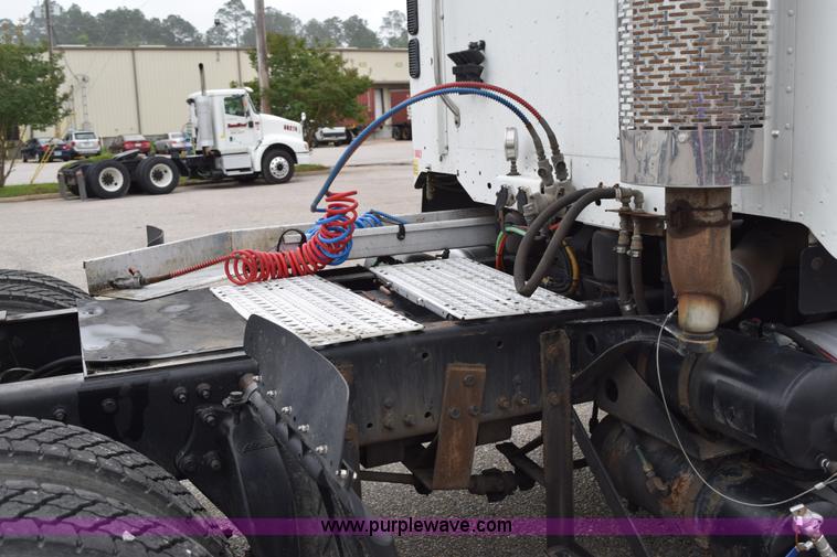 image for item H5116 2006 Freightliner Columbia semi truck