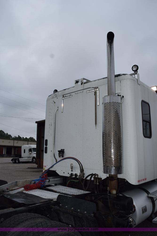 image for item H5116 2006 Freightliner Columbia semi truck