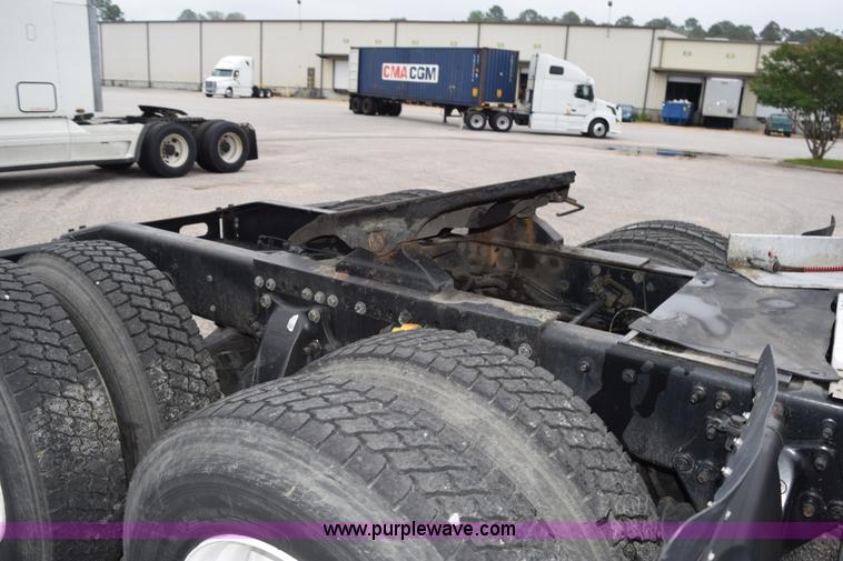 image for item H5116 2006 Freightliner Columbia semi truck