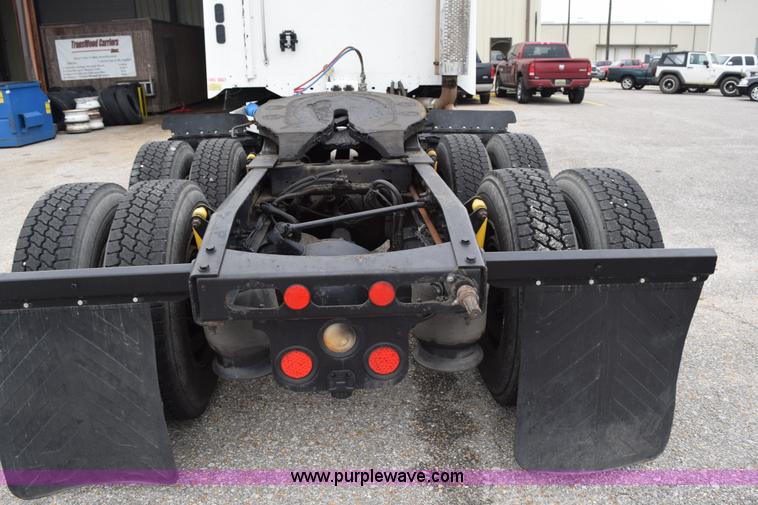 image for item H5116 2006 Freightliner Columbia semi truck