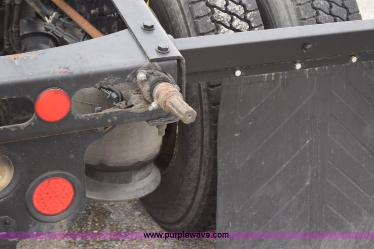 image for item H5116 2006 Freightliner Columbia semi truck