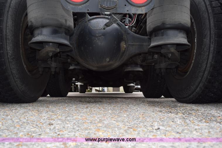 image for item H5116 2006 Freightliner Columbia semi truck