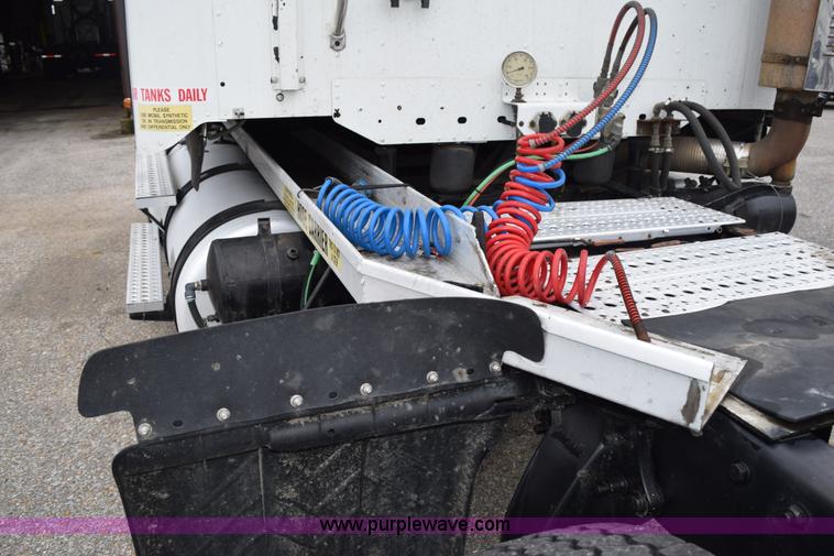 image for item H5116 2006 Freightliner Columbia semi truck