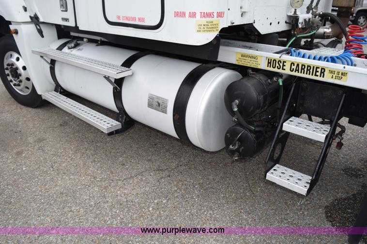 image for item H5116 2006 Freightliner Columbia semi truck