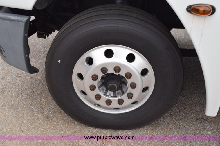 image for item H5116 2006 Freightliner Columbia semi truck