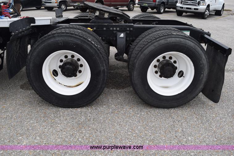 image for item H5116 2006 Freightliner Columbia semi truck