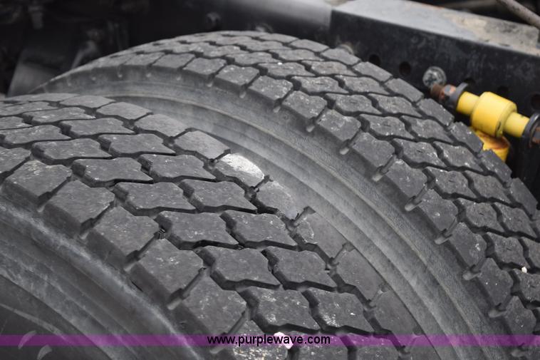 image for item H5116 2006 Freightliner Columbia semi truck