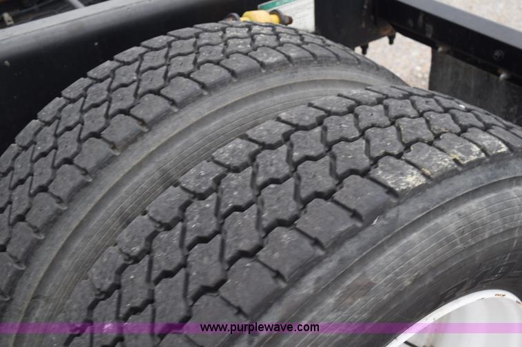 image for item H5116 2006 Freightliner Columbia semi truck