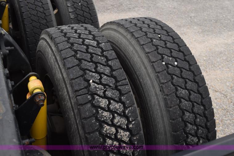 image for item H5116 2006 Freightliner Columbia semi truck