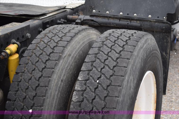 image for item H5116 2006 Freightliner Columbia semi truck