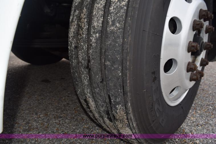 image for item H5116 2006 Freightliner Columbia semi truck