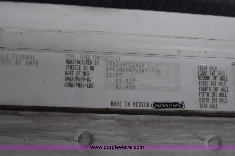 image for item H5116 2006 Freightliner Columbia semi truck