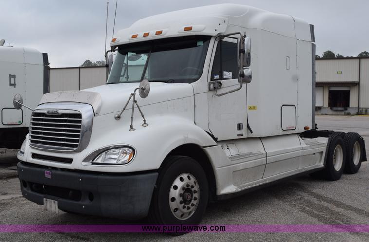 image for item H5117 2005 Freightliner Columbia semi truck