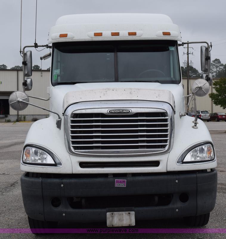 image for item H5117 2005 Freightliner Columbia semi truck