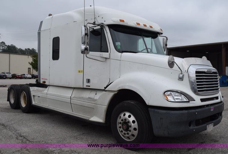 image for item H5117 2005 Freightliner Columbia semi truck
