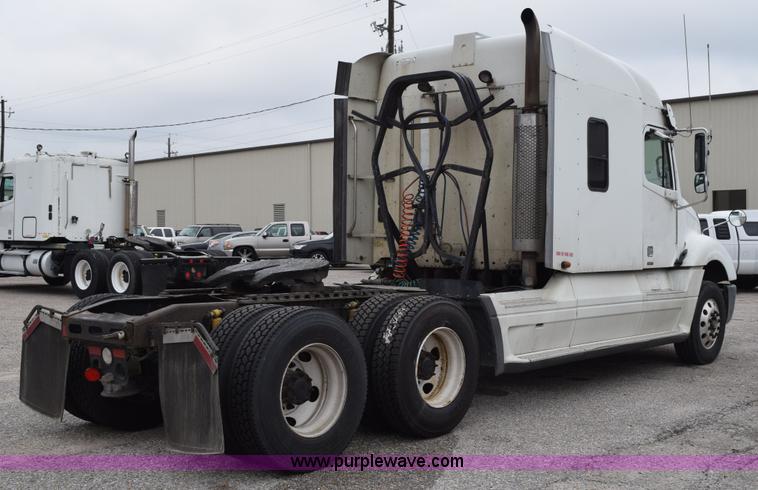 image for item H5117 2005 Freightliner Columbia semi truck