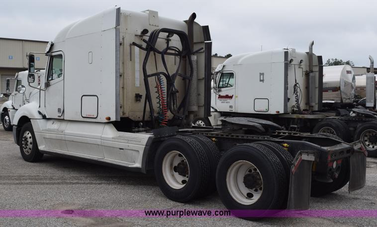 image for item H5117 2005 Freightliner Columbia semi truck