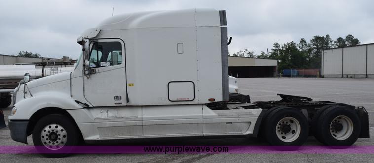 image for item H5117 2005 Freightliner Columbia semi truck