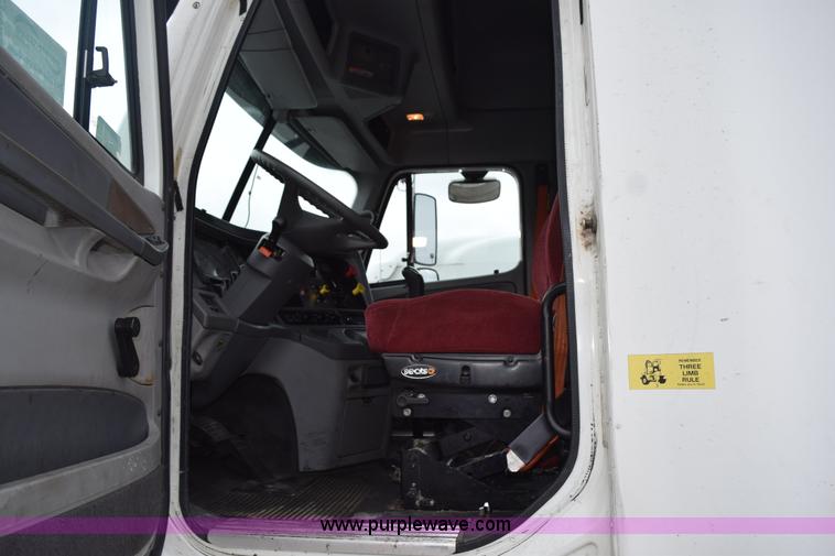 image for item H5117 2005 Freightliner Columbia semi truck