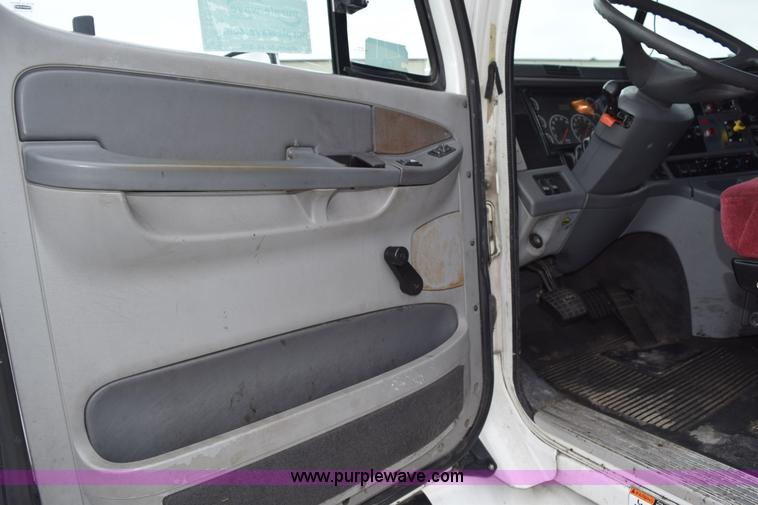 image for item H5117 2005 Freightliner Columbia semi truck