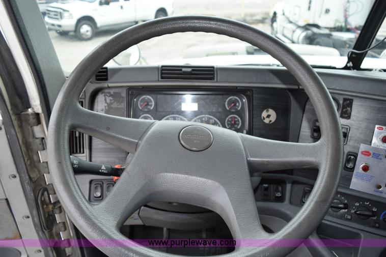 image for item H5117 2005 Freightliner Columbia semi truck