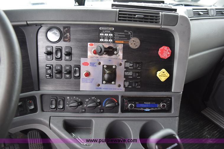 image for item H5117 2005 Freightliner Columbia semi truck