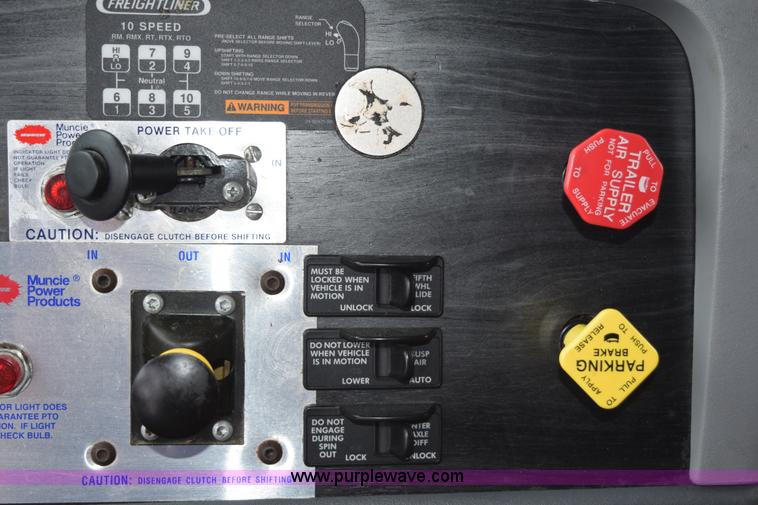 image for item H5117 2005 Freightliner Columbia semi truck